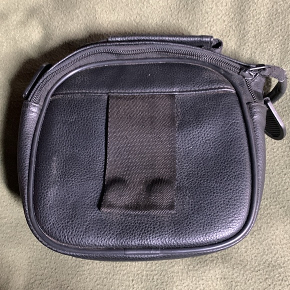 View black CD player and disc bag with zippers and handles. Approx 8” x 8” x 3” - Picture 5 of 10